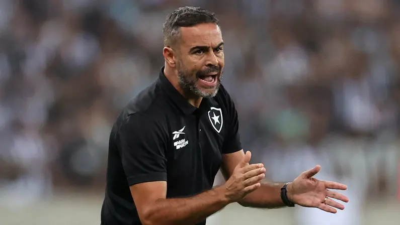 Artur Jorge, sobre especulações: ‘Tenho tentado abstrair-me. Há uma grande paixão minha pelo que é ser Botafogo. Em janeiro vamos decidir’