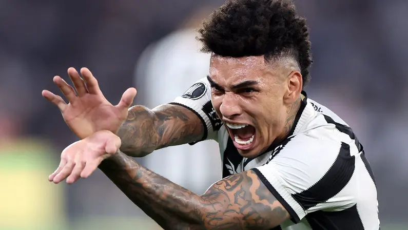 Igor Jesus, do Botafogo, conta origem da comemoração Kamehameha e revela que esposa se rendeu: ‘Agora até ela faz dentro de casa’