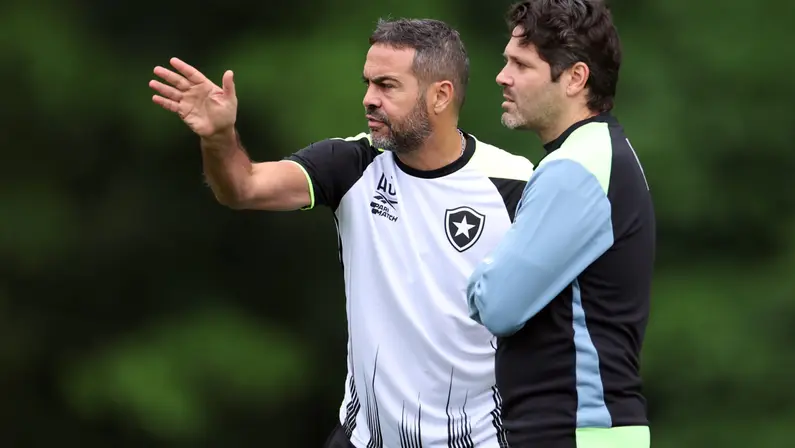 Após episódios com Luís Castro e Artur Jorge, Botafogo discute mudar pontos na busca por novo treinador