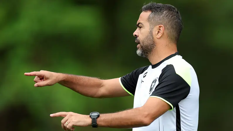 Artur Jorge tratou Botafogo como prioridade e não queria dar atenção a outras propostas, diz jornalista