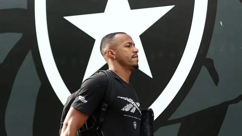 Marlon Freitas, do Botafogo, volta a explicar caso da piscadinha e diz: ‘Vi que sou muito forte. Acabou que em 2024 cicatrizou’