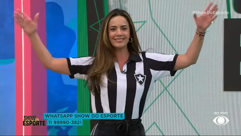 Paloma Tocci, apresentadora da Band, com camisa do Botafogo