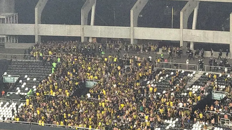 Torcida visitante em Botafogo x Peñarol | Copa Libertadores 2024