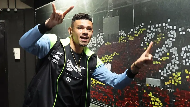 Botafogo se despede de Tiquinho Soares: ‘Obrigado, meu camisa 9. Cada bola na rede era mais do que um gol, era uma explosão de emoção. Seu legado será lembrado’