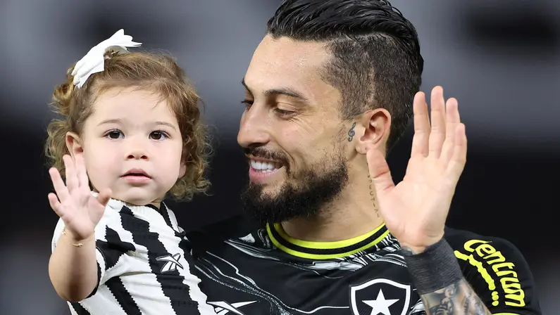 Alex Telles celebra noite especial ao entrar em campo com a filha em vitória do Botafogo: ‘Inesquecível. Realizei sonho’