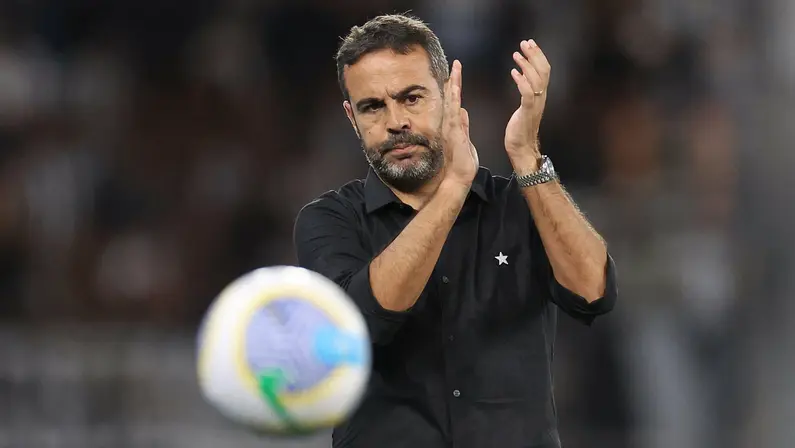 Contrato com Botafogo prevê bonificação crescente e premiação de R$ 30 milhões a Artur Jorge se repetir conquistas em 2025