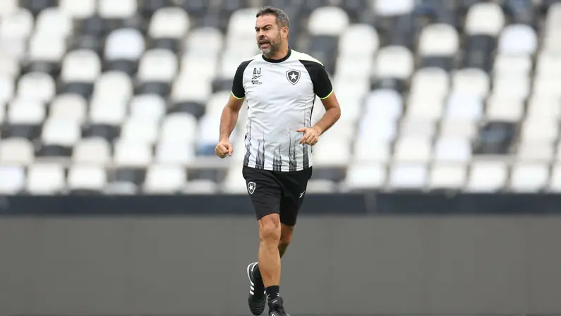 Técnico do Botafogo, Artur Jorge também tem em mãos uma oferta da Arábia Saudita, diz TV