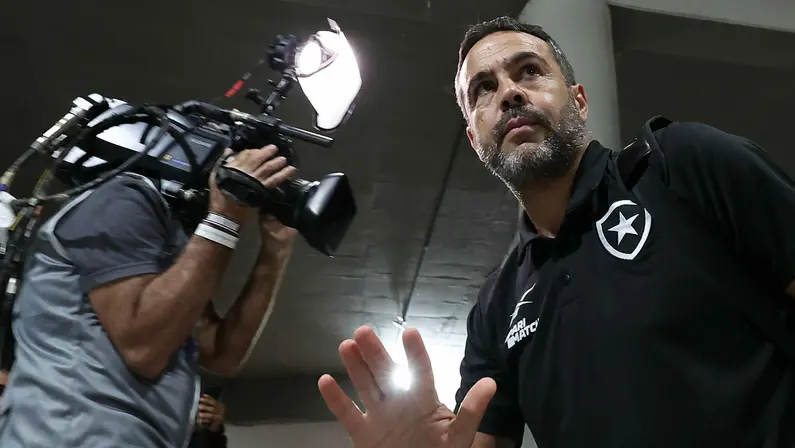 TV diz que Botafogo já vê Artur Jorge fora; técnico teria acordo com clube do Catar e ‘tentou’ levar Savarino