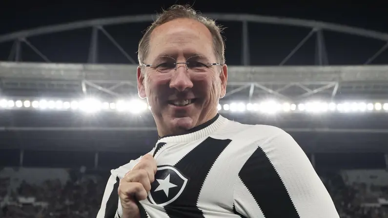 Final da Libertadores: John Textor freta voos e viabiliza viagens para funcionários do Botafogo e familiares de jogadores
