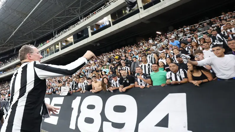 John Textor critica órgão de controle na França e garante: ‘Não há risco para o Lyon nem para o Botafogo’