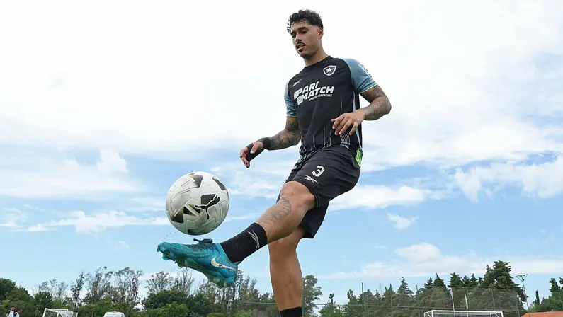 Vitória formaliza proposta de empréstimo por Lucas Halter e aguarda resposta do Botafogo