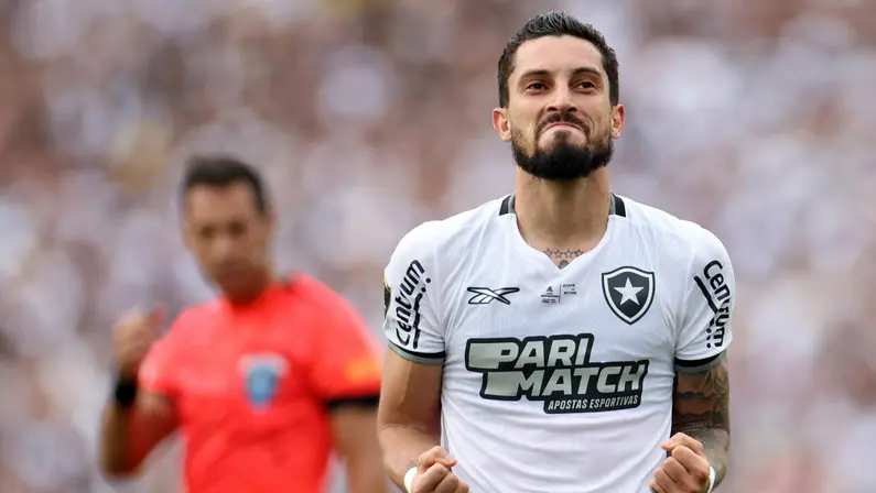 Invicto no Brasileirão, Alex Telles fala sobre Botafogo no Super Mundial: ‘Tomara que continuem duvidando da gente’