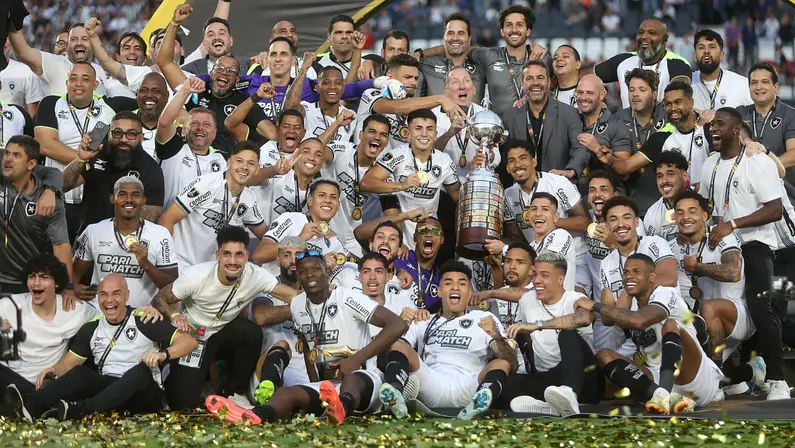 Botafogo chega a 15 saídas de jogadores, além do técnico Artur Jorge, e busca reforçar elenco