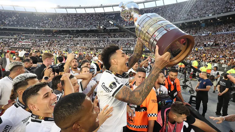 Igor Jesus celebra: ‘Muito feliz de poder conquistar a glória eterna com o Botafogo. Se Deus quiser, vamos ganhar o Brasileiro também’