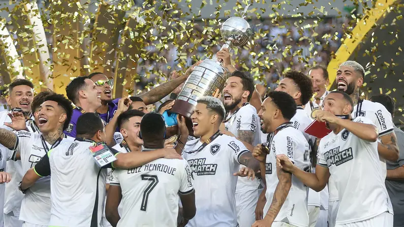 Jogadores do Botafogo pediram aumento da premiação, se irritaram com negativa e exigiram pagamento até dia 13