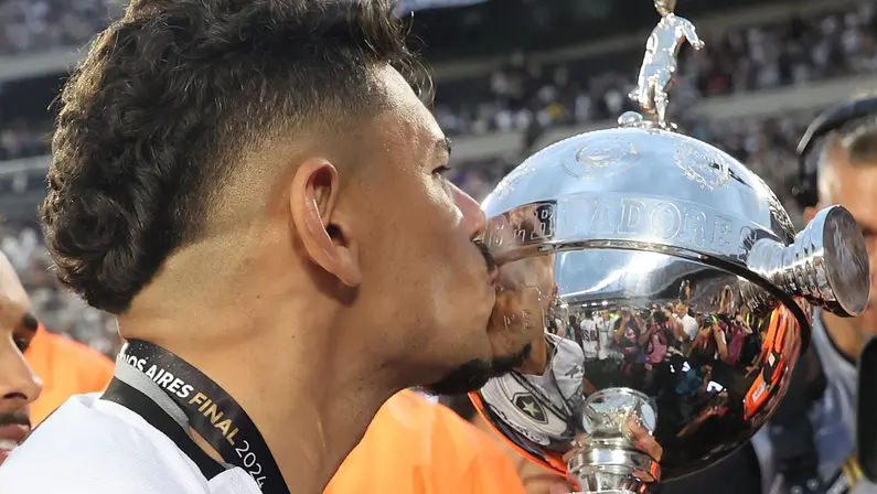 Tiquinho Soares revela previsão do pai de título da Libertadores com Botafogo e diz: ‘Muito feliz. Não caiu a ficha ainda, inexplicável’