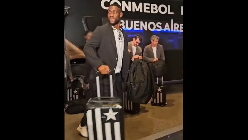 ‘Estou bem’, responde Bastos a torcedora do Botafogo na chegada do time à concentração em Buenos Aires