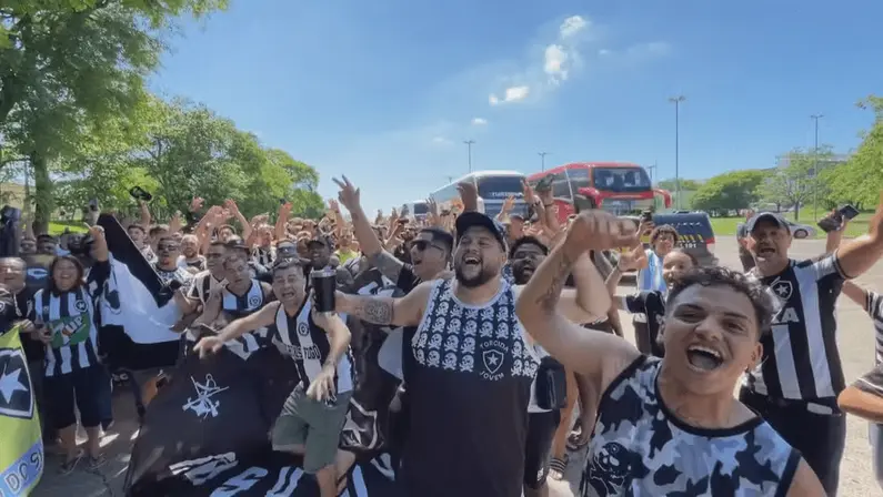 PRF registra 103 ônibus da torcida do Botafogo cruzando a fronteira para a final da Libertadores; comboio chega a Buenos Aires