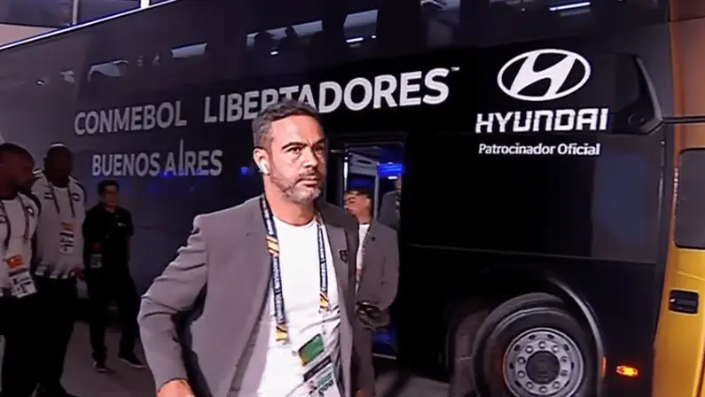 Com leve atraso, Botafogo chega ao Mâs Monumental para a final da Libertadores