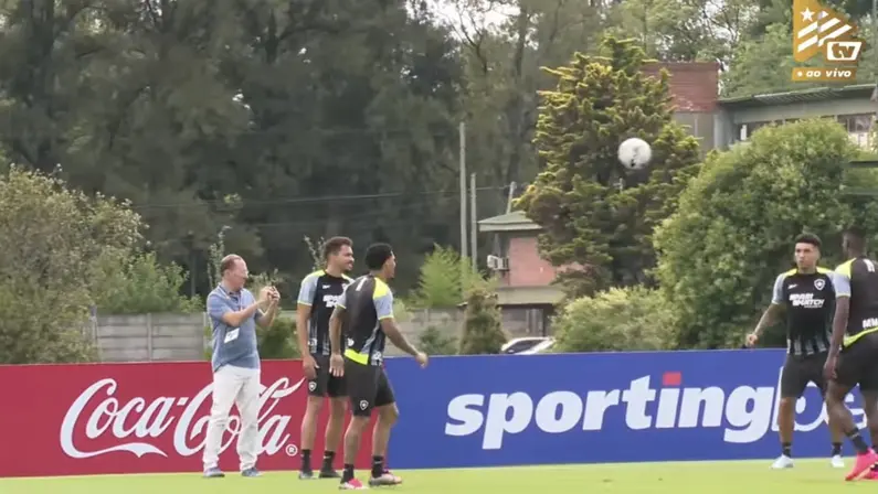 John Textor em treino do Botafogo