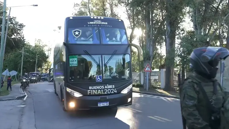 Botafogo chega a Buenos Aires para a final da Libertadores, com forte esquema de segurança