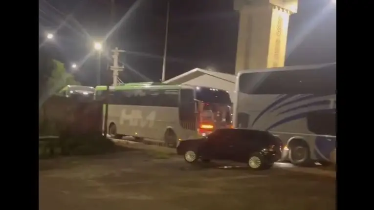 Cerca de 40 ônibus da torcida do Botafogo ficam agarrados na fronteira aguardando liberação da polícia da Argentina