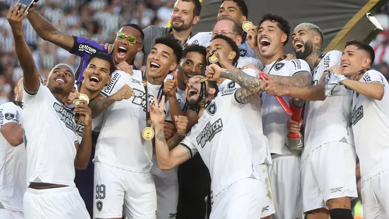 Comentarista muda frase: ‘Tem coisas que só o Botafogo faz. É o melhor futebol das Américas, o melhor time disparado’