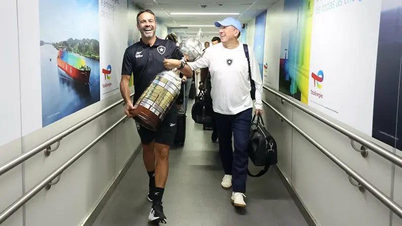 Artur Jorge e John Textor com o troféu da Libertadores