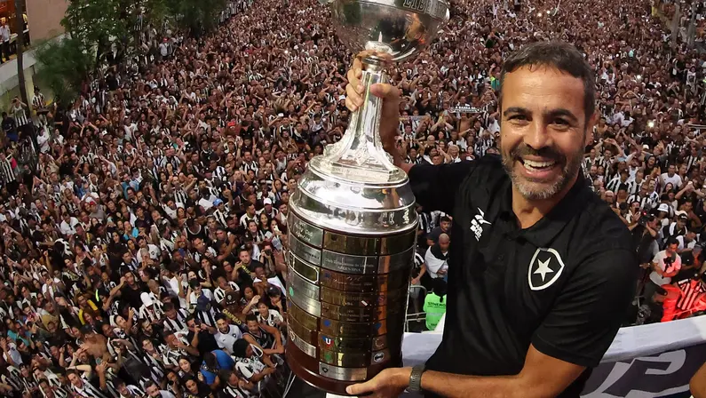 Artur Jorge, do Botafogo, é eleito o melhor técnico da América por jornal