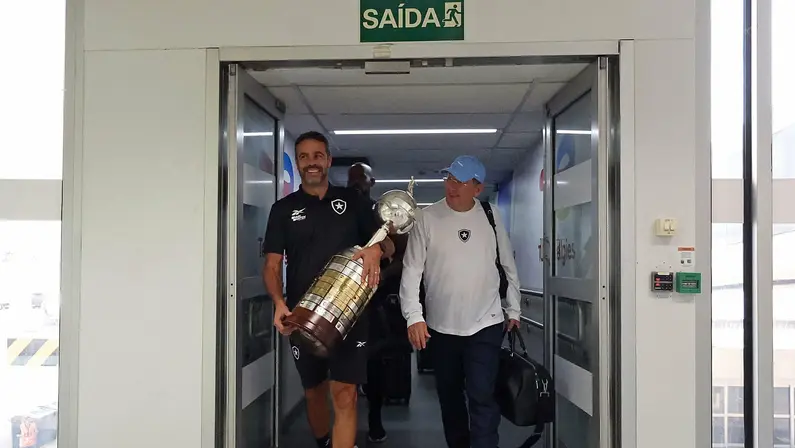 Artur Jorge e John Textor com o troféu da Libertadores