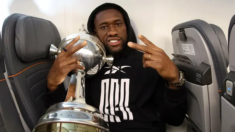 Bastos no avião com o troféu da Libertadores