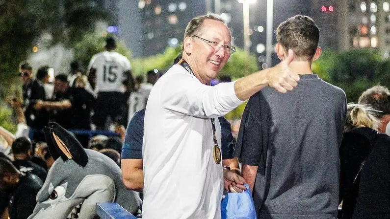 John Textor em carreata do Botafogo pelo título da Libertadores