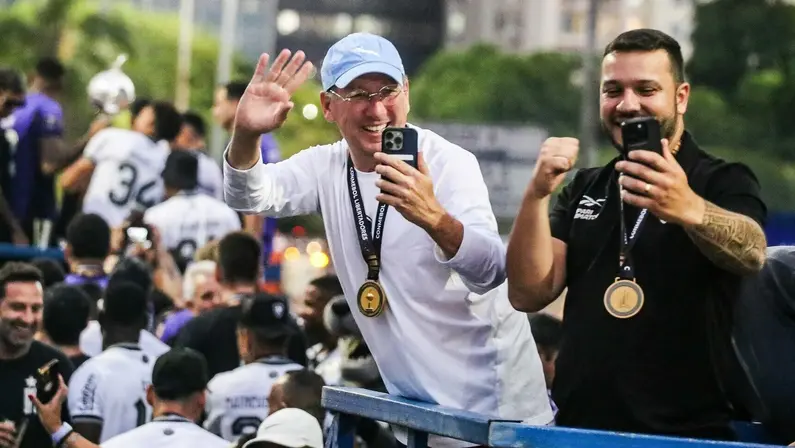 John Textor e Alessandro Brito em carreata do Botafogo pelo título da Libertadores