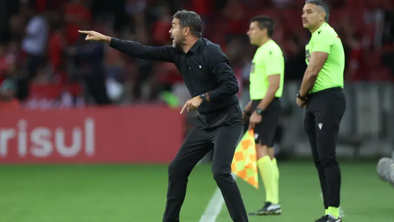 Artur Jorge diz que faria mais três substituições se pudesse, mas ultrapassa desgaste no Botafogo: ‘Não pode haver nada que nos distraia ou nos derrube’