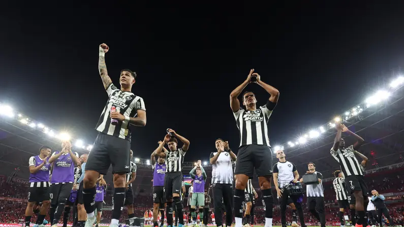 Botafogo busca título no Campeonato Brasileiro em dia de fusão e da padroeira do clube