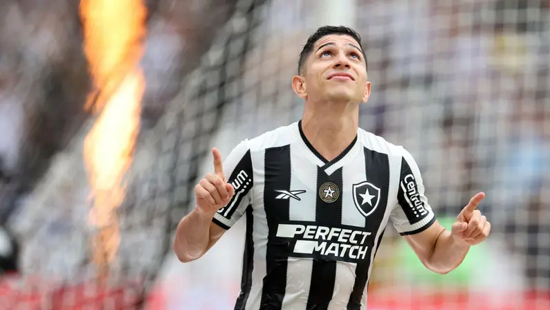 Savarino celebra marca: ‘Um ano de alegrias, dedicação e amor por esta camisa. É um privilégio ser Botafogo!’