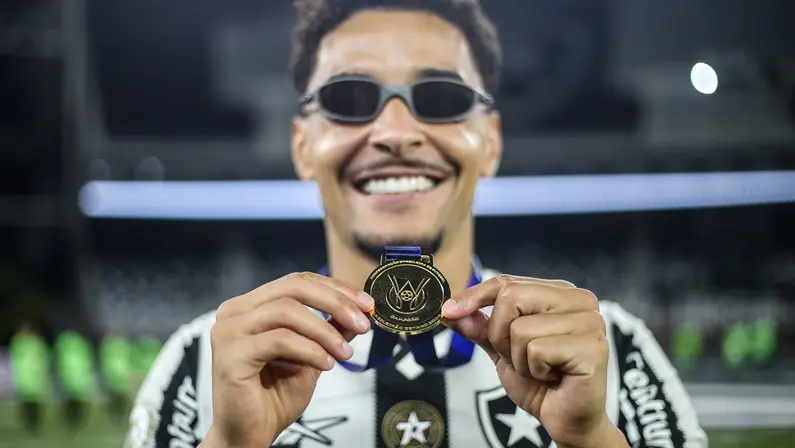 Botafogo recebe proposta de US$ 2,5 milhões do Al-Rayyan por Gregore, por indicação de Artur Jorge