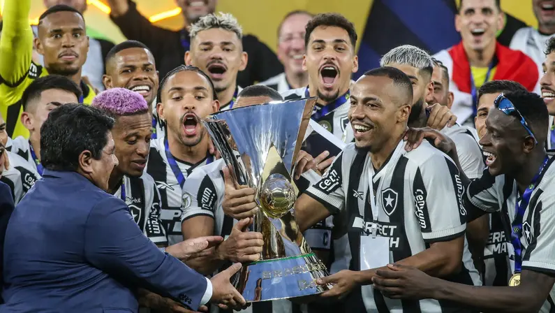 Botafogo entende que tem atraso apenas em pagamento de premiações e que está em prazo razoável; clube recebeu valores apenas em 27 de dezembro