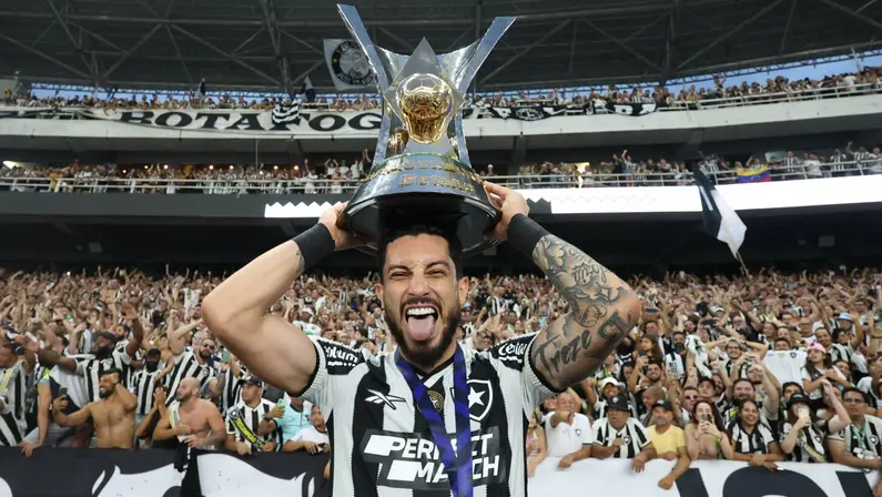 Alex Telles agradece por temporada de títulos no Botafogo e avisa: ‘2025 promete’