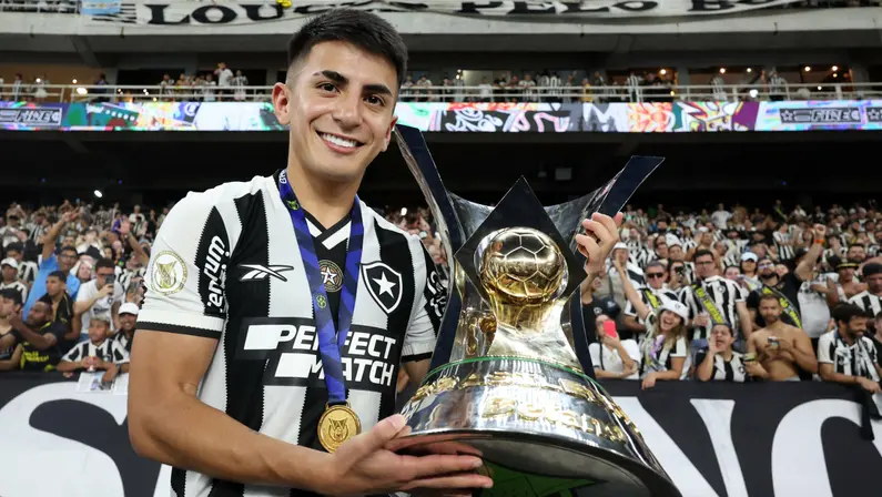 Thiago Almada é aguardado sexta para fazer exames e assinar com o Lyon emprestado pelo Botafogo