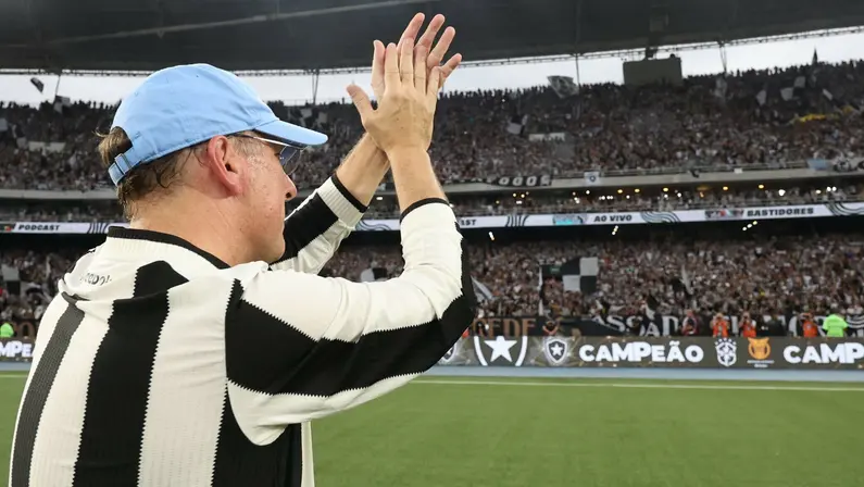 Comentarista elogia chegada de Caçapa e entende John Textor no Botafogo: ‘Pensa que a temporada começa no Campeonato Brasileiro’