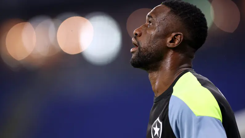 Bastos deve se reapresentar ao Botafogo nesta quinta-feira junto com Savarino