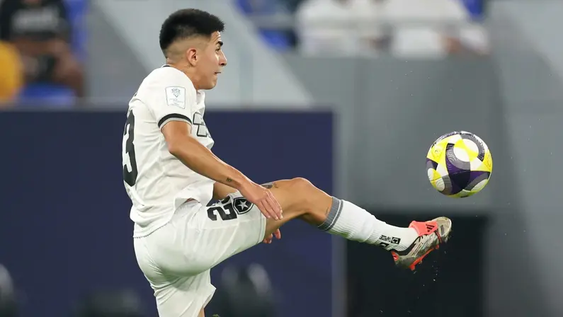 Técnico do Lyon revela surpresa com declaração de Thiago Almada, do Botafogo, sobre transferência: ‘Estou aguardando confirmação’