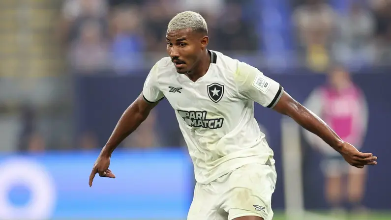 Cuiabano recebe propostas do exterior e terá situação no Botafogo definida nas próximas semanas