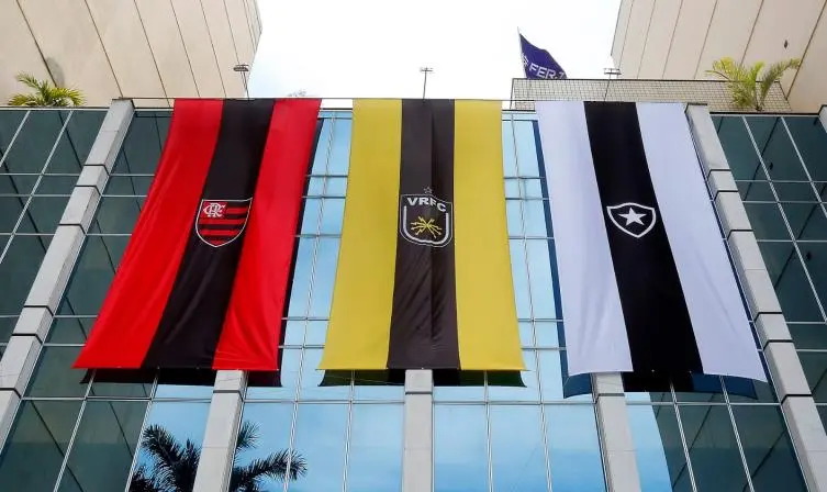 Bandeiras Flamengo, Volta Redonda e Botafogo na Ferj