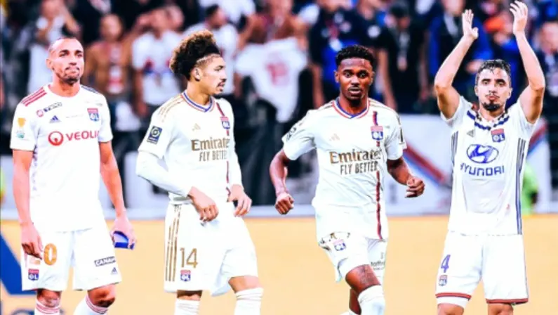 Com fotos de Marçal, Adryelson, Jeffinho e Rafael pelo Lyon, Campeonato Francês parabeniza Botafogo pelo tri do Brasileirão