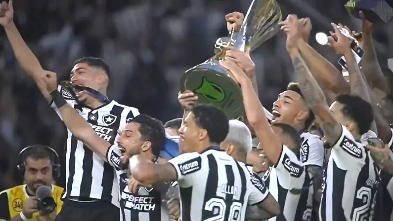 Festa com troféu no pódio em Botafogo x São Paulo | Campeonato Brasileiro 2024
