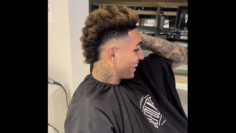 Super Saiyajin? Campeão da Libertadores pelo Botafogo, Igor Jesus cumpre promessa e pinta cabelo