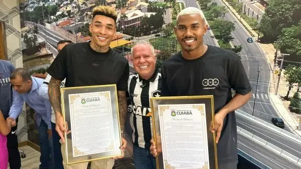 Campeões pelo Botafogo, Igor Jesus e Cuiabano são homenageados na Câmara Municipal de Cuiabá