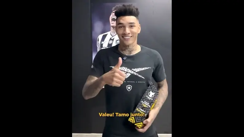 Centroavante do Botafogo, Igor Jesus recebe prêmio de melhor jogador do Brasileirão do mês de setembro